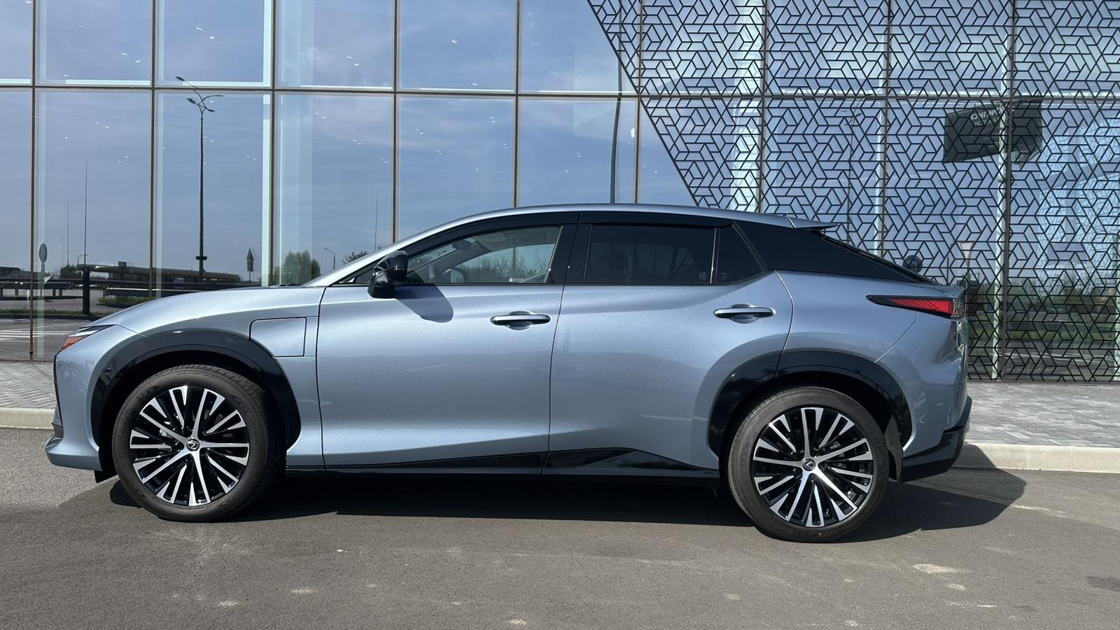 Lexus RZ 450e 2023 року з пробігом 2805 км, Універсал, Лексус Київ Аеропорт, м.Київ - 2276790 ГРН | Фото № 3