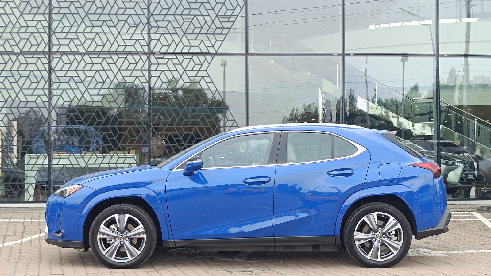 Lexus UX 300e 2023 року з пробігом 3352 км, Універсал, Лексус Київ Захід, м.Київ - 1536600 ГРН | Фото № 3