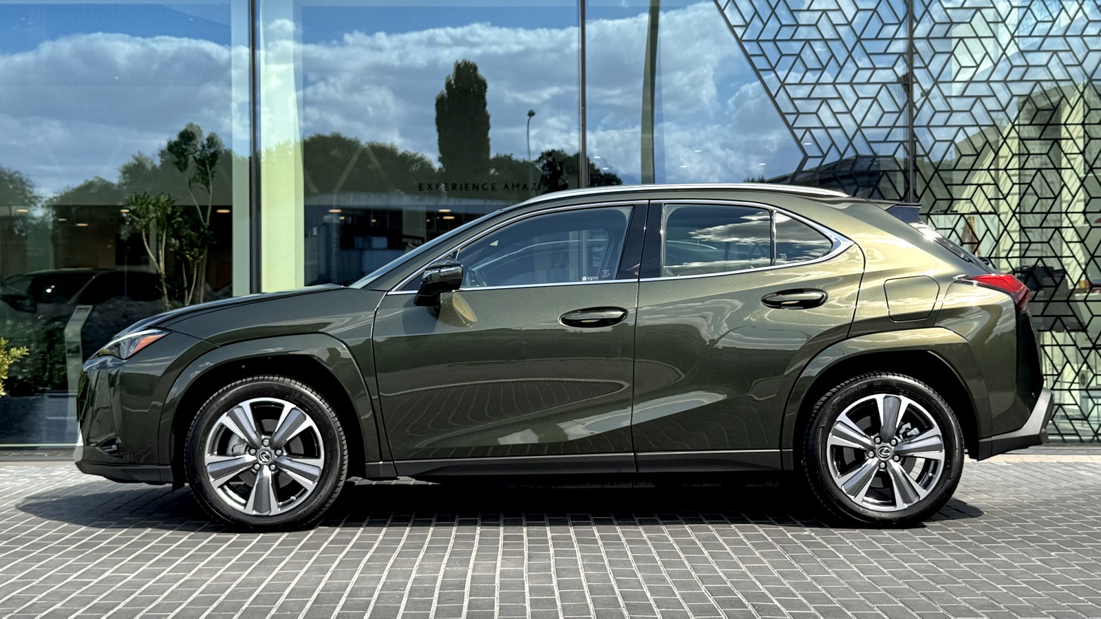 Lexus UX 300e 2023 року з пробігом 9017 км, Універсал, Лексус Одеса, м.Одеса - 1740835 ГРН | Фото № 3