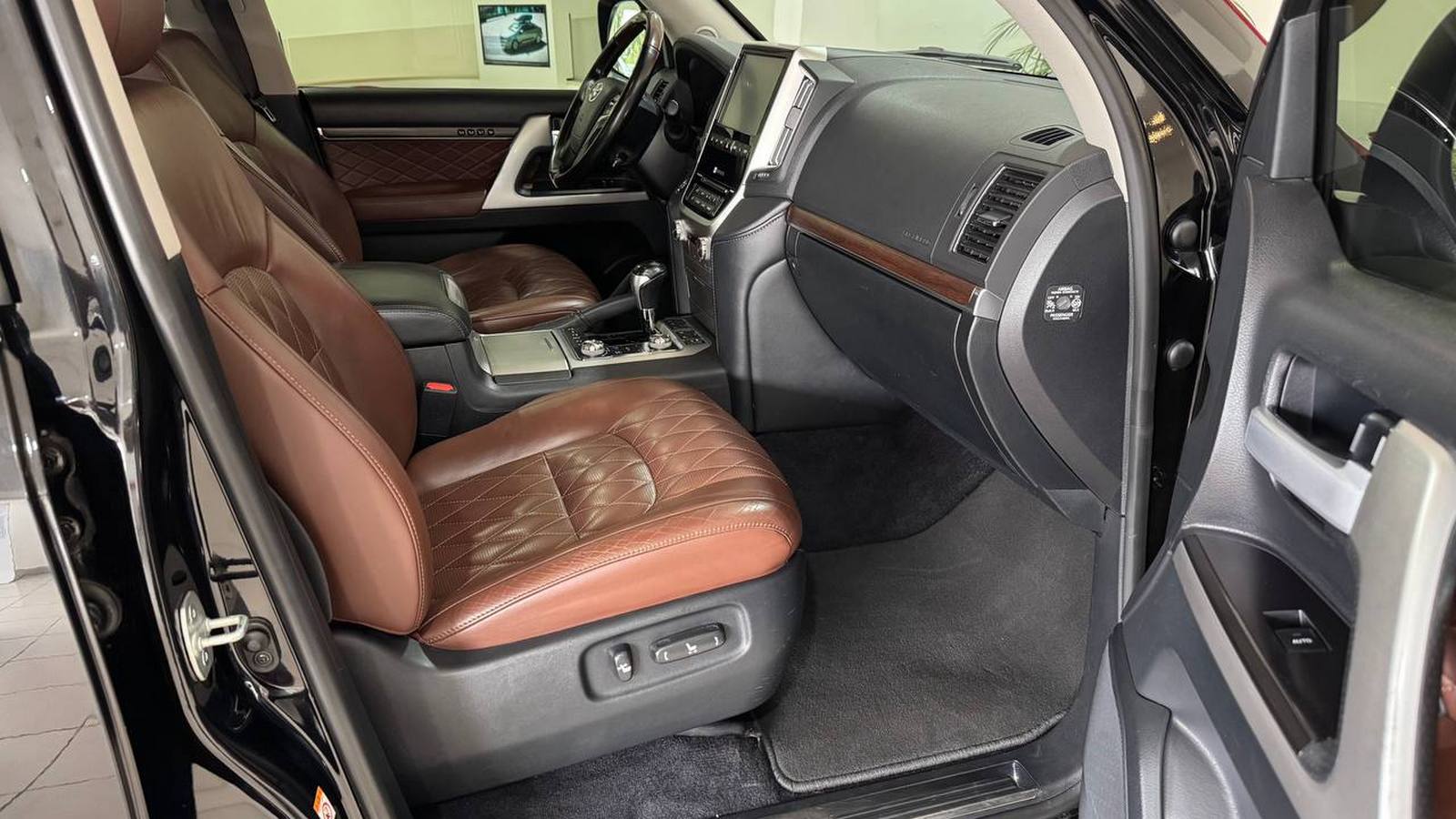 Toyota LAND CRUISER 2017 року з пробігом 250037 км, Універсал, Тойота Центр Ужгород "Карат Мотор", м.Ужгород - 2024000 ГРН | Фото № 6