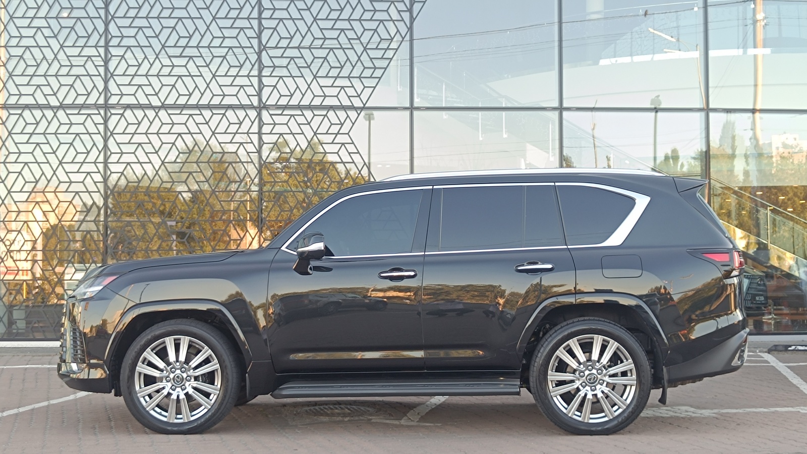 Lexus LX 2023 року з пробігом 131821 км, Універсал, Лексус Київ Захід, м.Київ - 4968000 ГРН | Фото № 3