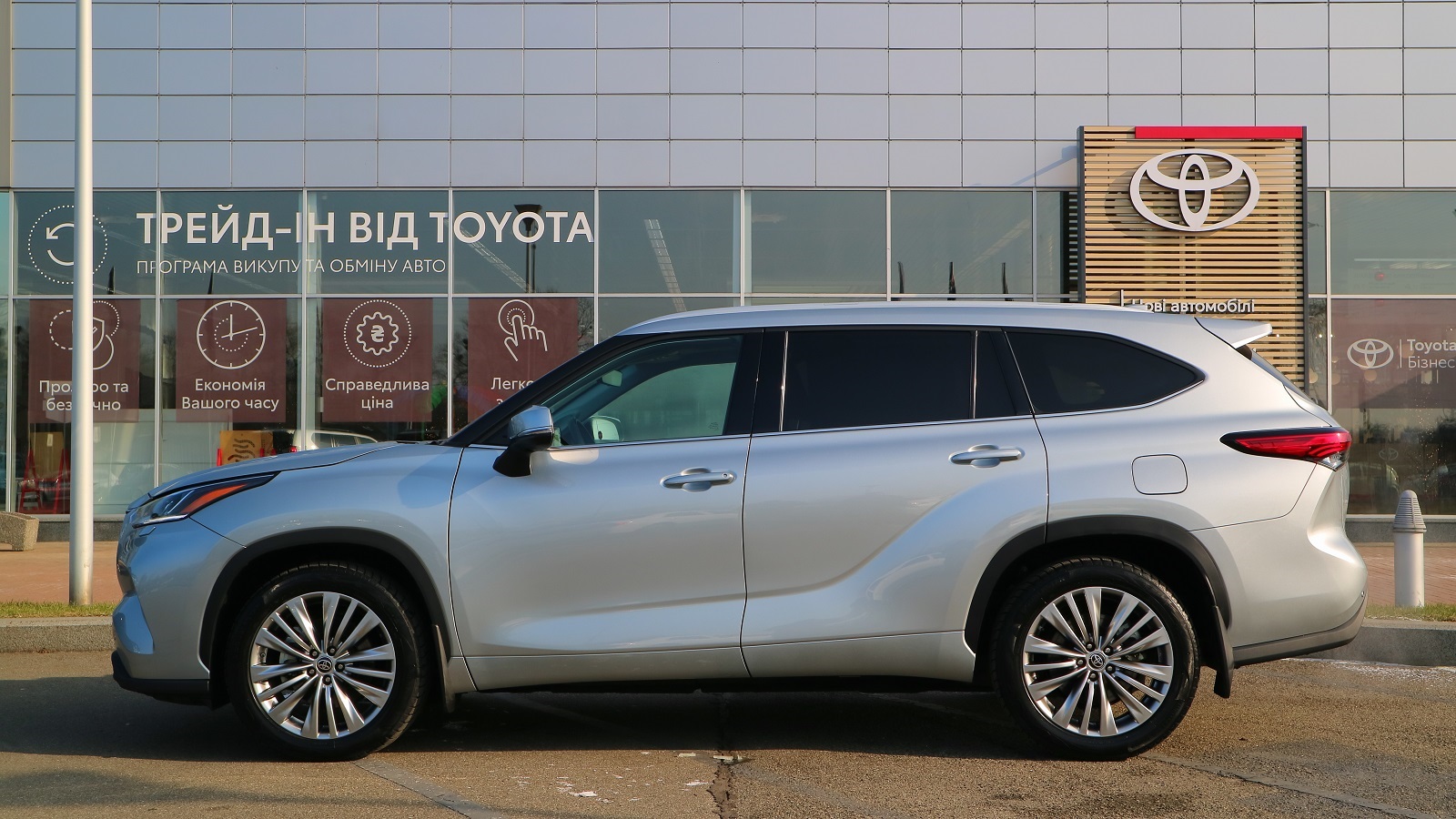 Toyota HIGHLANDER 2022 року з пробігом 13409 км, Універсал, Тойота Центр Київ "Автосаміт Укравто Столичне", м.Київ - 2267000 ГРН | Фото № 3