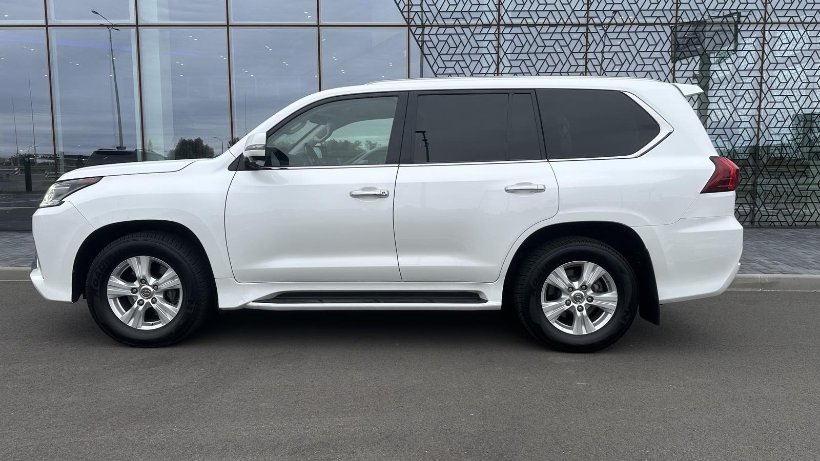 Lexus LX 2017 року з пробігом 76190 км, Універсал, Лексус Київ Аеропорт, м.Київ - 3108618 ГРН | Фото № 3