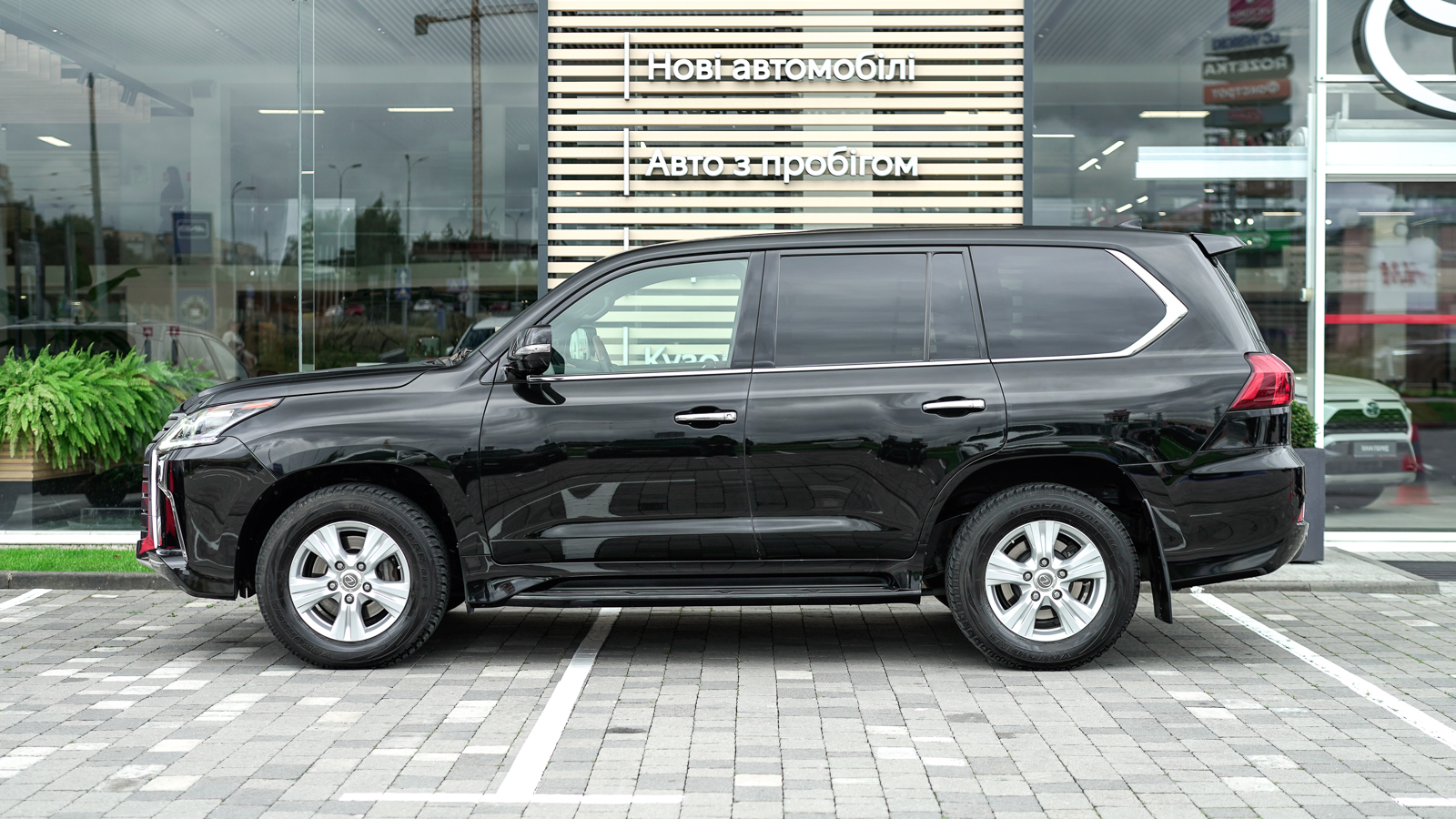 Lexus LX 2017 року з пробігом 68778 км, Універсал, Тойота Центр Львів "Діамант", м.Львів - 2988000 ГРН | Фото № 3