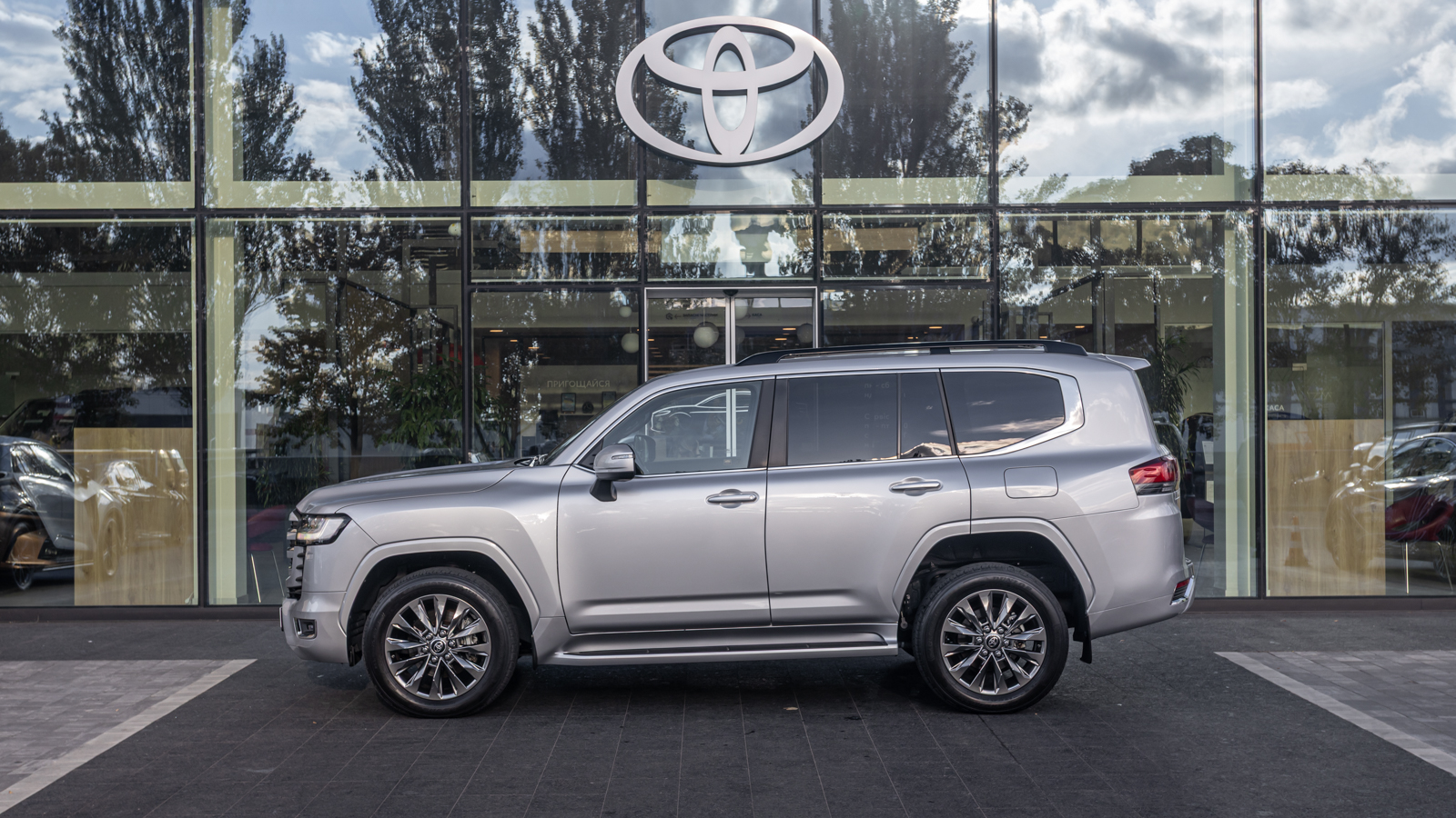 Toyota LAND CRUISER 2023 року, Універсал, Тойота Центр Дніпро "Алмаз Мотор" на Запорізькому шосе, м.Дніпро | Фото № 3 Toyota LAND CRUISER 2023 року з пробігом 68016 км, Універсал, Тойота Центр Дніпро "Алмаз Мотор" на Запорізькому шосе, м.Дніпро - 3300000 ГРН | Фото № 3