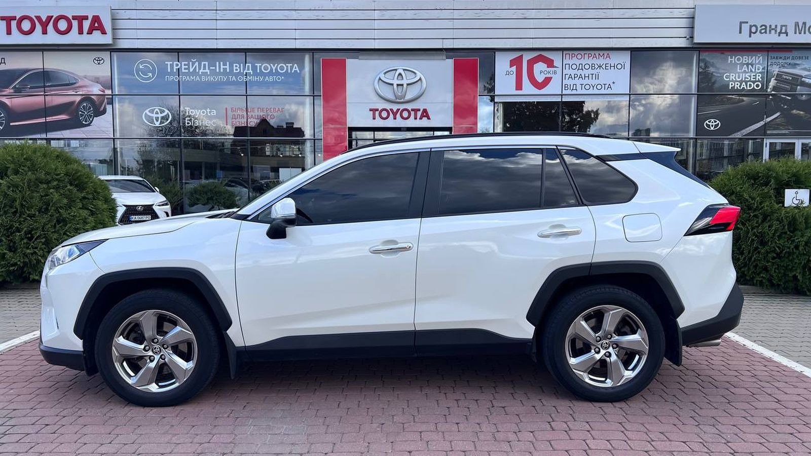 Toyota RAV4 2021 року з пробігом 211774 км, Універсал, Тойота Центр Хмельницький "Гранд Мотор", м.Хмельницький - 1037136 ГРН | Фото № 3