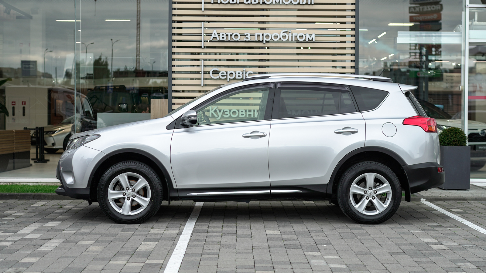 Toyota RAV4 2013 року з пробігом 149863 км, Універсал, Тойота Центр Львів "Діамант", м.Львів - 684750 ГРН | Фото № 3