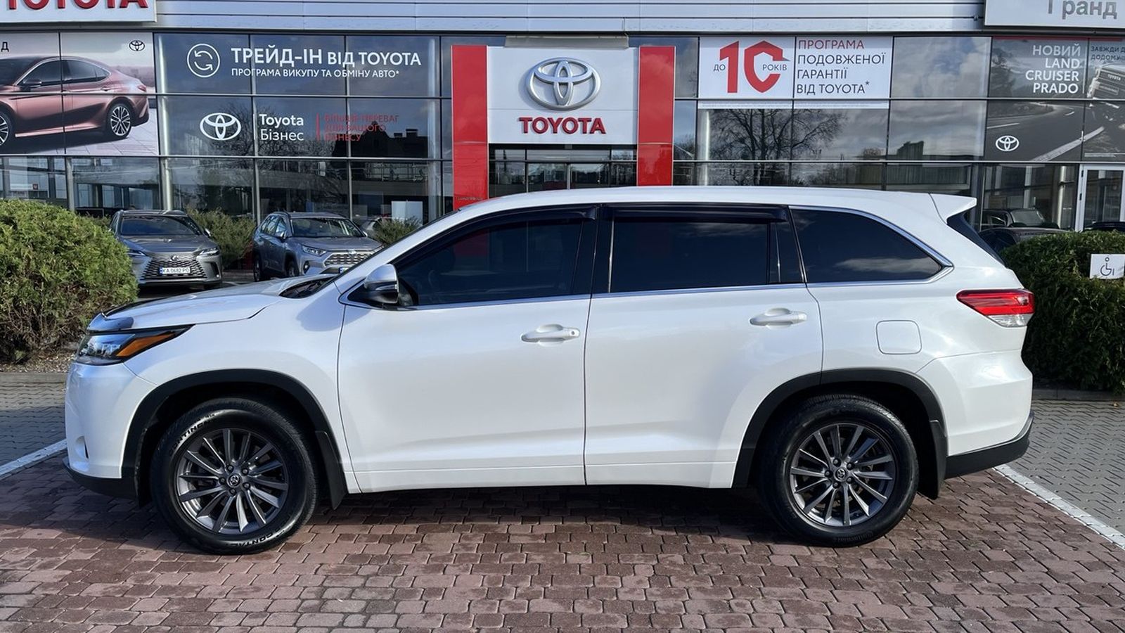 Toyota HIGHLANDER 2017 року, Універсал, Тойота Центр Хмельницький "Гранд Мотор", м.Хмельницький | Фото № 3 Toyota HIGHLANDER 2017 року з пробігом 136236 км, Універсал, Тойота Центр Хмельницький "Гранд Мотор", м.Хмельницький - 1039900 ГРН | Фото № 3