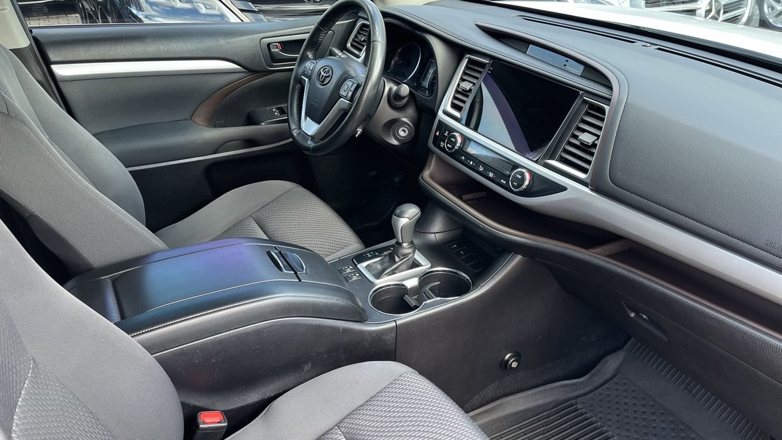 Toyota HIGHLANDER 2017 року, Універсал, Тойота Центр Хмельницький "Гранд Мотор", м.Хмельницький | Фото № 6 Toyota HIGHLANDER 2017 року з пробігом 136236 км, Універсал, Тойота Центр Хмельницький "Гранд Мотор", м.Хмельницький - 1039900 ГРН | Фото № 6