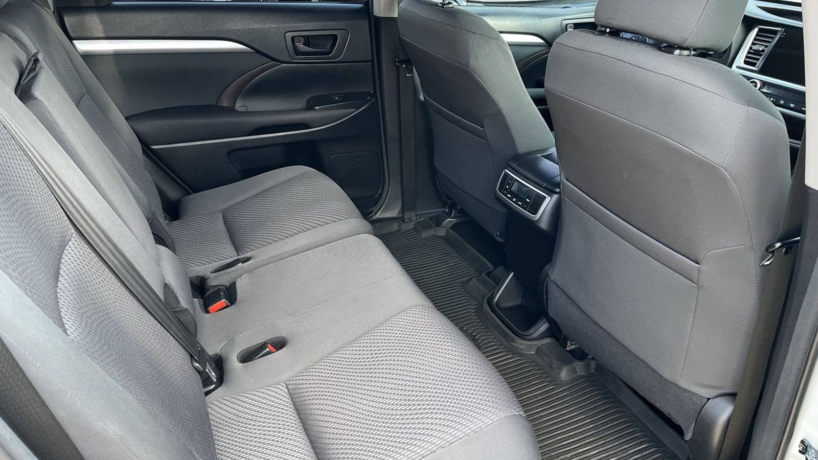 Toyota HIGHLANDER 2017 року, Універсал, Тойота Центр Хмельницький "Гранд Мотор", м.Хмельницький | Фото № 7 Toyota HIGHLANDER 2017 року з пробігом 136236 км, Універсал, Тойота Центр Хмельницький "Гранд Мотор", м.Хмельницький - 1039900 ГРН | Фото № 7