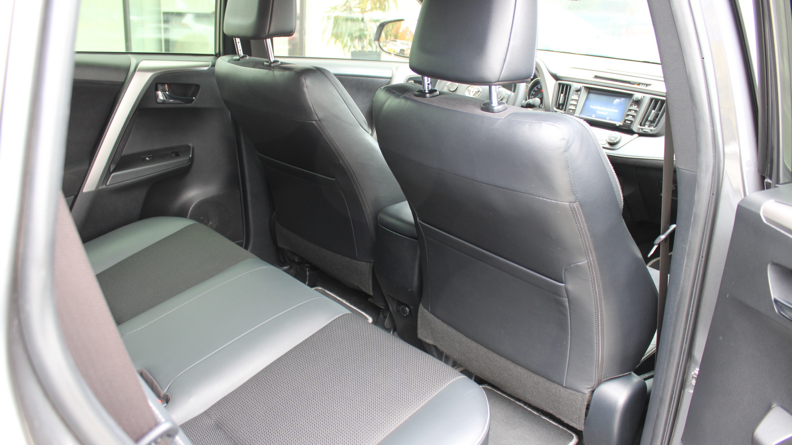 Toyota RAV4 2017 року, Універсал, Тойота Центр Черкаси "Мотор Сіті", м.Черкаси | Фото № 7 Toyota RAV4 2017 року з пробігом 142481 км, Універсал, Тойота Центр Черкаси "Мотор Сіті", м.Черкаси - 979000 ГРН | Фото № 7