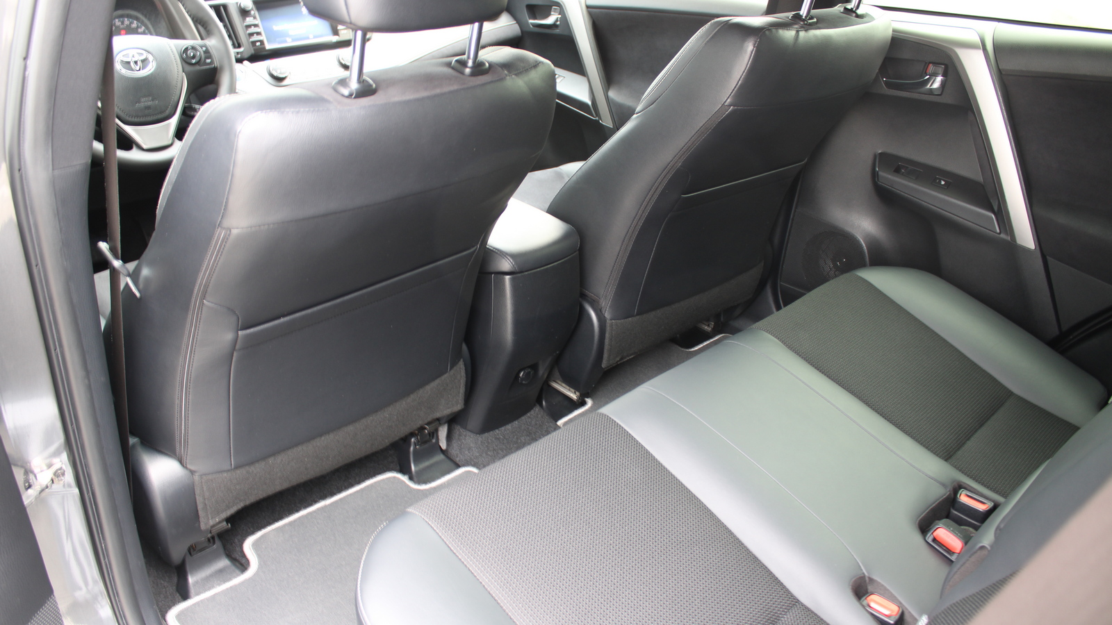 Toyota RAV4 2017 року, Універсал, Тойота Центр Черкаси "Мотор Сіті", м.Черкаси | Фото № 11 Toyota RAV4 2017 року з пробігом 142481 км, Універсал, Тойота Центр Черкаси "Мотор Сіті", м.Черкаси - 979000 ГРН | Фото № 11