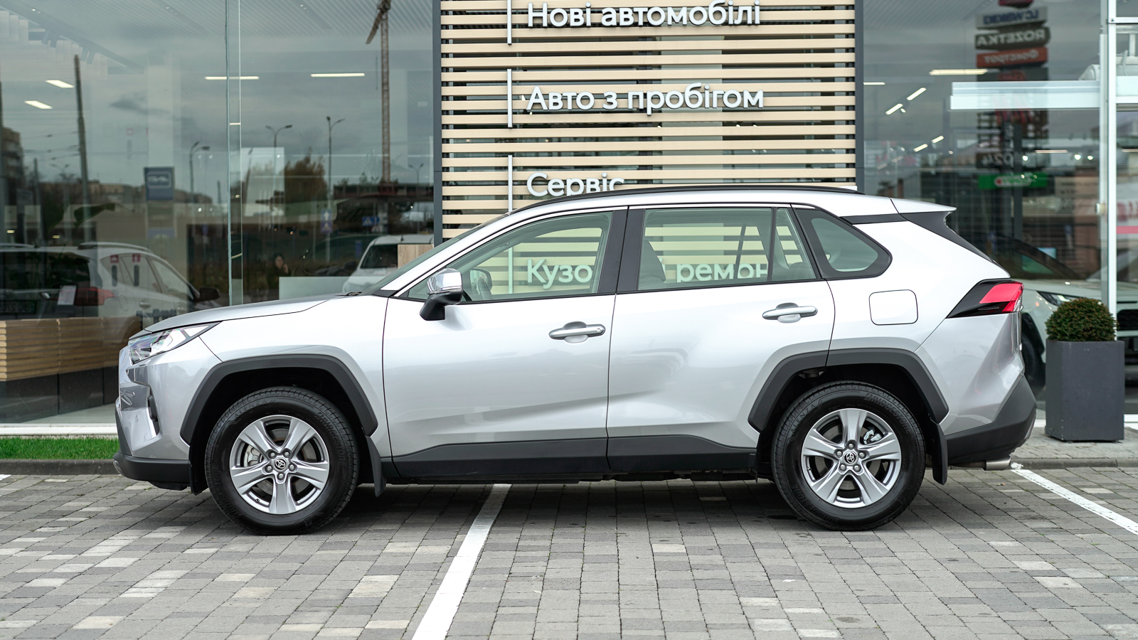 Toyota RAV4 2024 року, Універсал, Тойота Центр Львів "Діамант", м.Львів | Фото № 3 Toyota RAV4 2024 року з пробігом 7432 км, Універсал, Тойота Центр Львів "Діамант", м.Львів - 1670850 ГРН | Фото № 3