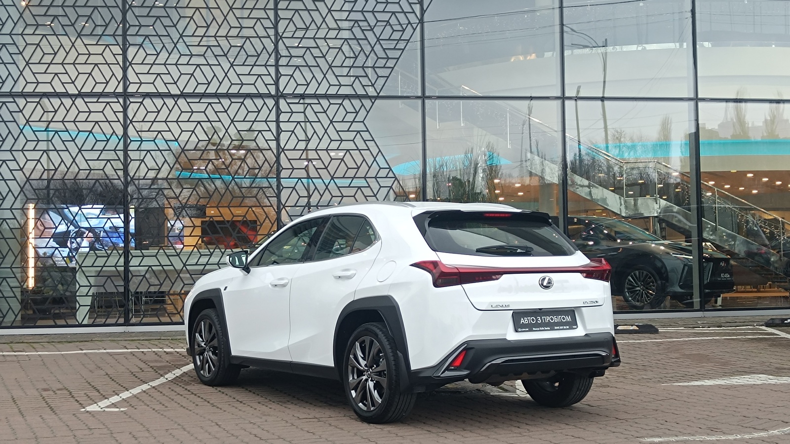Lexus UX 2023 року з пробігом 28378 км, Хетчбек, Лексус Київ Захід, м.Київ - 1756000 ГРН | Фото № 2