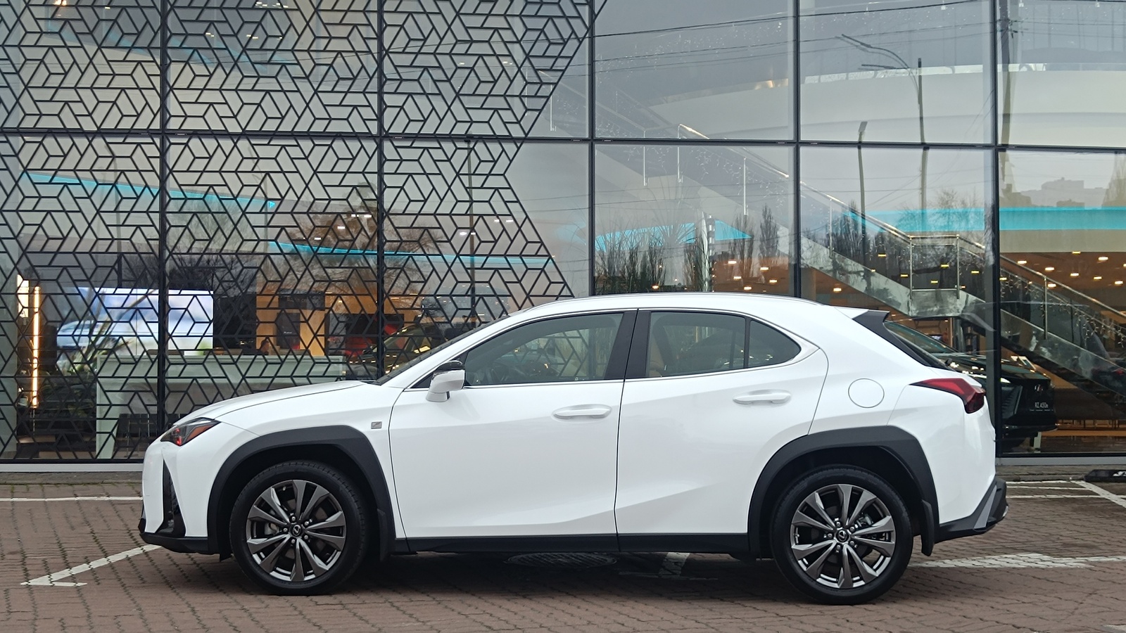 Lexus UX 2023 року з пробігом 28378 км, Хетчбек, Лексус Київ Захід, м.Київ - 1756000 ГРН | Фото № 3