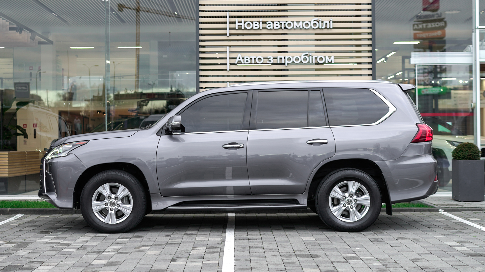 Lexus LX 2017 року, Універсал, Тойота Центр Львів "Діамант", м.Львів | Фото № 3 Lexus LX 2017 року з пробігом 137702 км, Універсал, Тойота Центр Львів "Діамант", м.Львів - 2664900 ГРН | Фото № 3