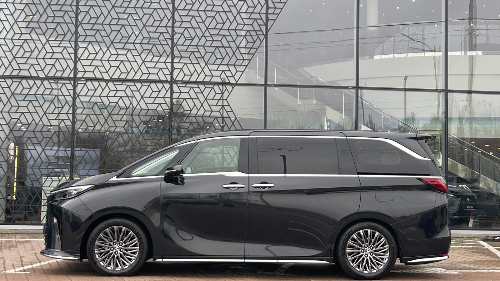 Lexus LM 350h 2024 року з пробігом 54476 км, Універсал, Лексус Київ Захід, м.Київ - 5460000 ГРН | Фото № 3