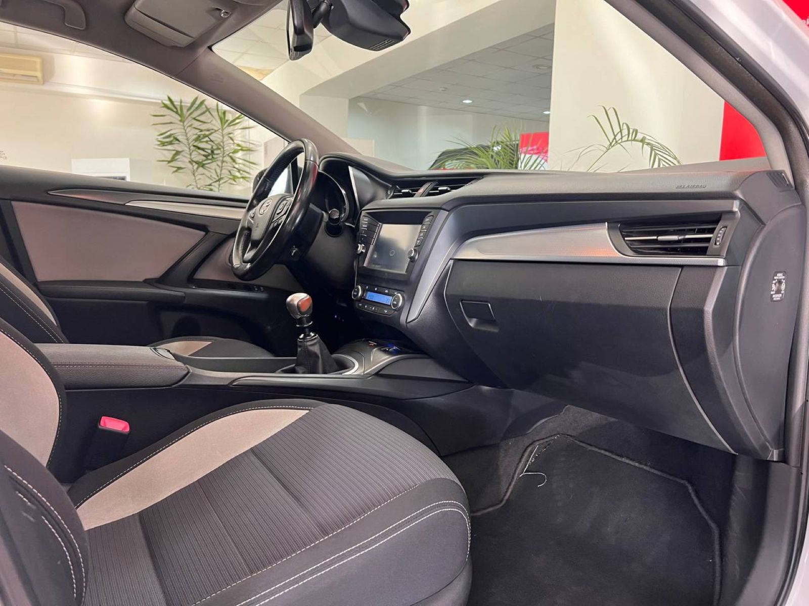 Toyota AVENSIS 2016 року з пробігом 194579 км, Універсал, Тойота Центр Ужгород "Карат Мотор", м.Ужгород - 524500 ГРН | Фото № 6