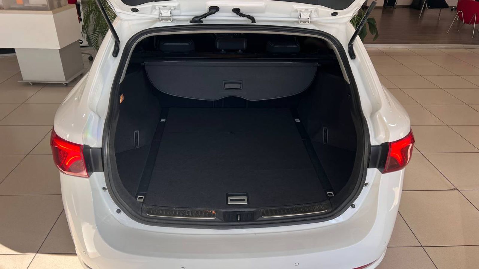 Toyota AVENSIS 2016 року з пробігом 194579 км, Універсал, Тойота Центр Ужгород "Карат Мотор", м.Ужгород - 524500 ГРН | Фото № 10