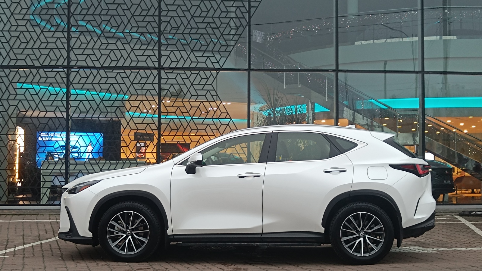 Lexus NX 2022 року з пробігом 38541 км, Універсал, Лексус Київ Захід, м.Київ - 2061000 ГРН | Фото № 3