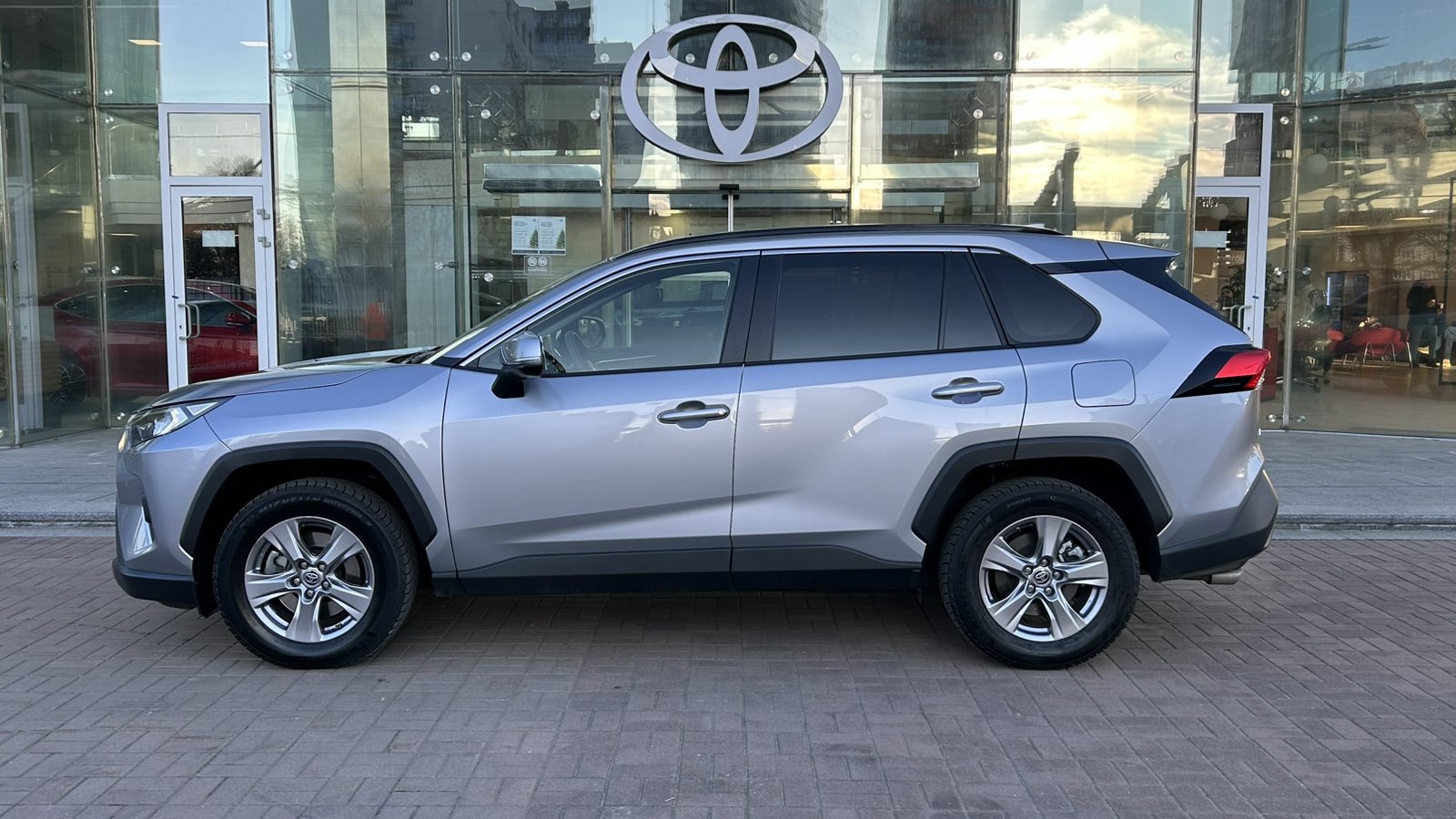 Toyota RAV4 2022 року, Універсал, Тойота Центр Київ "Автосаміт Укравто", м.Київ | Фото № 3 Toyota RAV4 2022 року з пробігом 35752 км, Універсал, Тойота Центр Київ "Автосаміт Укравто", м.Київ - 1410000 ГРН | Фото № 3