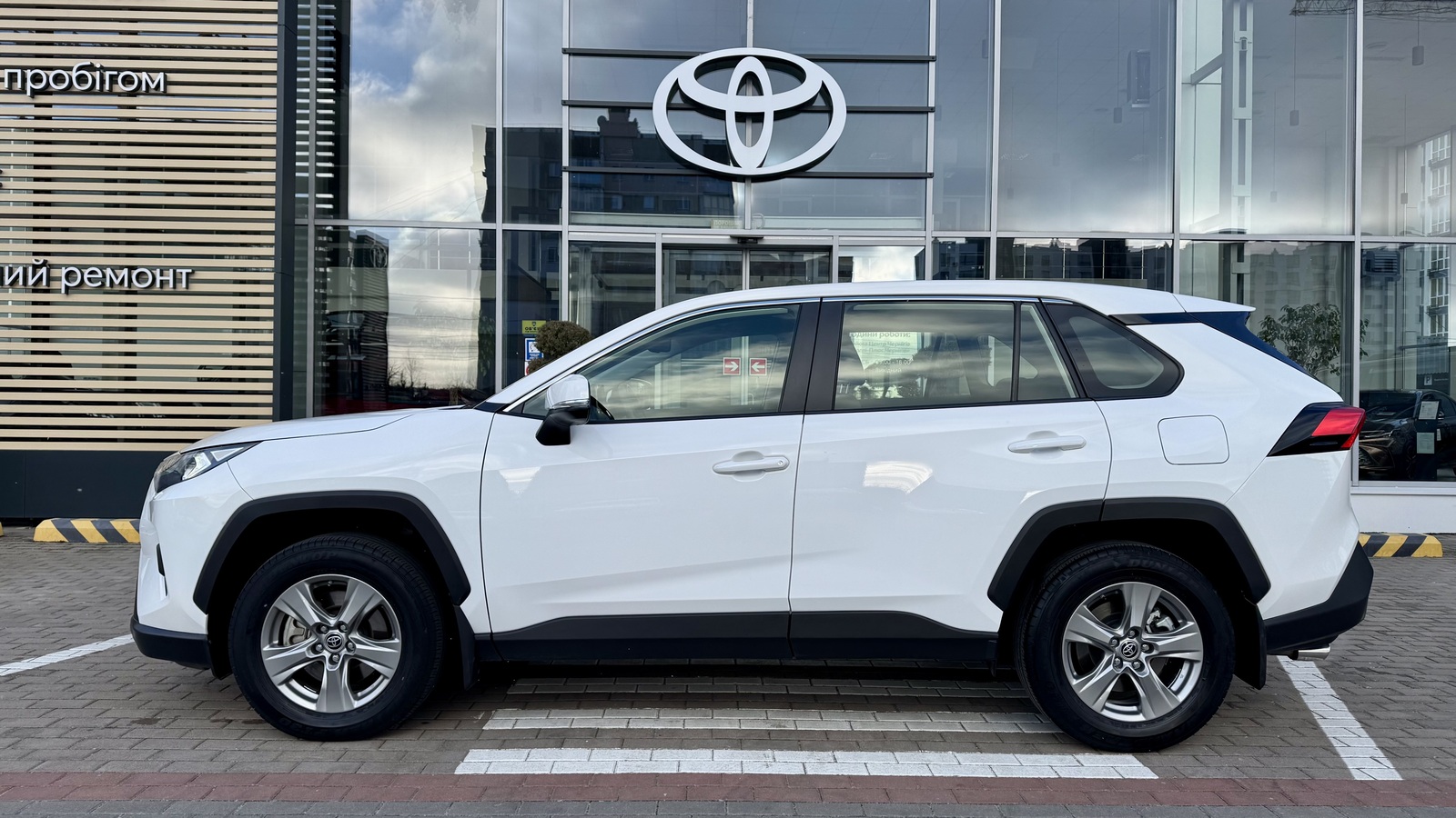 Toyota RAV4 2023 року з пробігом 19687 км, Універсал, Тойота Центр Чернігів "Соллі-Плюс", м.Чернігів - 1450000 ГРН | Фото № 3