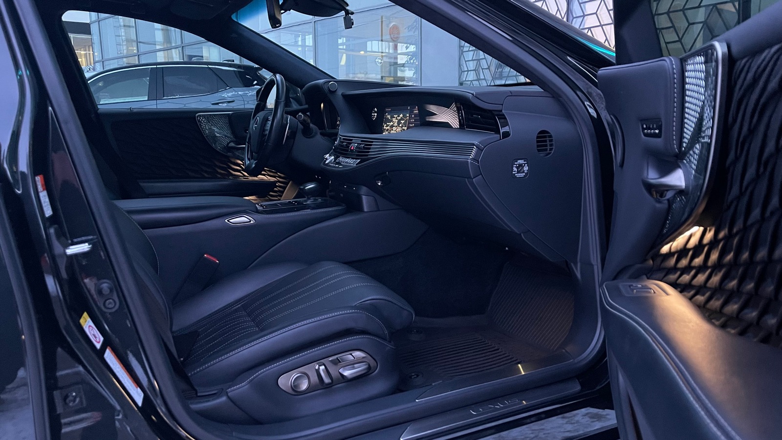 Lexus LS 2018 року з пробігом 29345 км, Седан, Лексус Київ Захід, м.Київ - 3000000 ГРН | Фото № 6