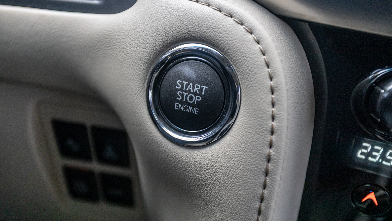 Lexus LX 2016 року, Універсал, Тойота Центр Дніпро "Алмаз Мотор" на Запорізькому шосе, м.Дніпро | Фото № 32 Lexus LX 2016 року з пробігом 158506 км, Універсал, Тойота Центр Дніпро "Алмаз Мотор" на Запорізькому шосе, м.Дніпро - 2475000 ГРН | Фото № 32