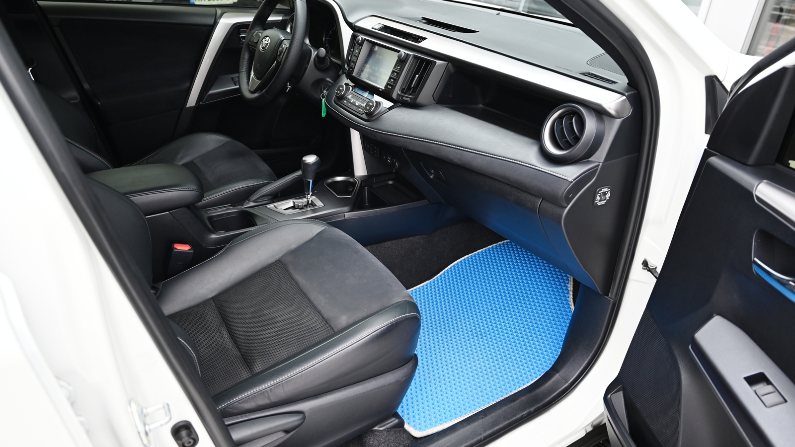 Toyota RAV4 2017 року, Універсал, Тойота Центр Київ "Сіті Плаза", м.Київ | Фото № 6 Toyota RAV4 2017 року з пробігом 160345 км, Універсал, Тойота Центр Київ "Сіті Плаза", м.Київ - 814590 ГРН | Фото № 6