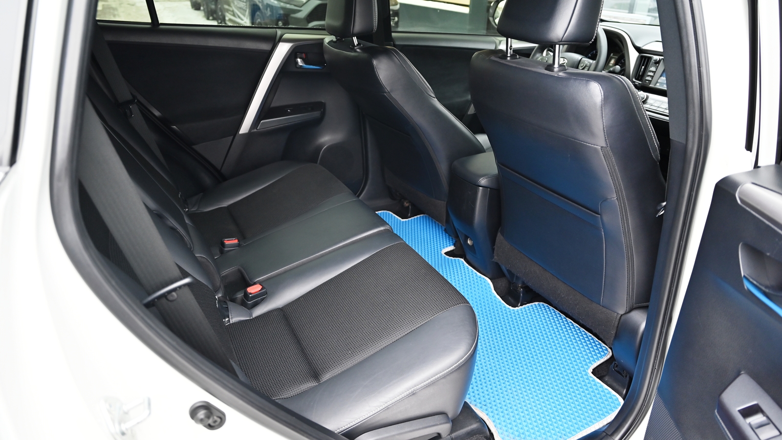 Toyota RAV4 2017 року, Універсал, Тойота Центр Київ "Сіті Плаза", м.Київ | Фото № 7 Toyota RAV4 2017 року з пробігом 160345 км, Універсал, Тойота Центр Київ "Сіті Плаза", м.Київ - 814590 ГРН | Фото № 7