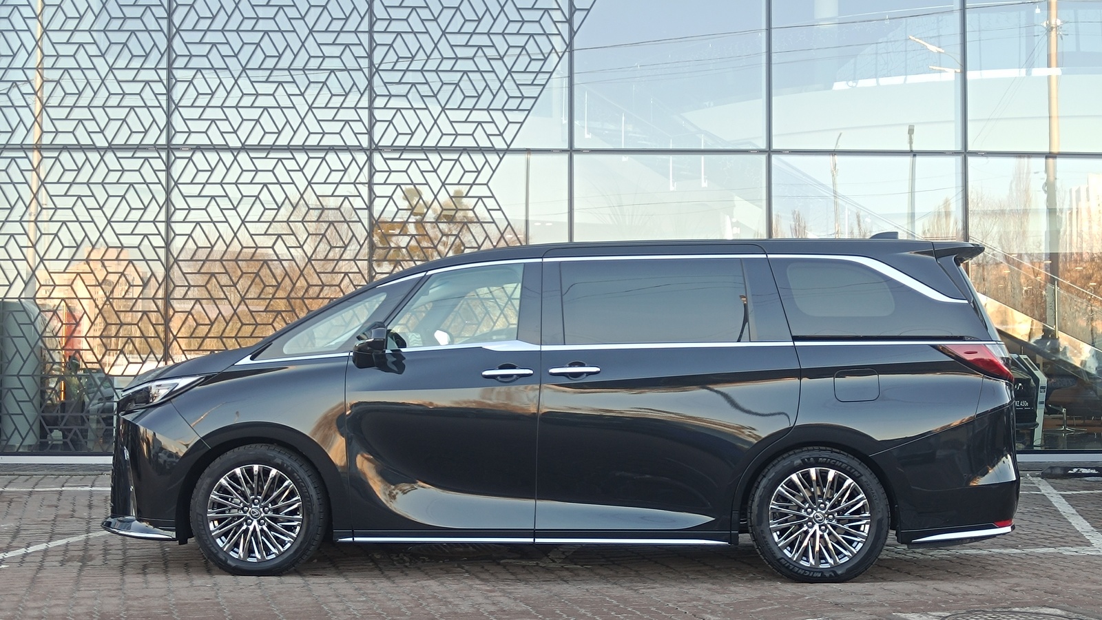 Lexus LM 350h 2025 року з пробігом 388 км, Мінівен, Лексус Київ Захід, м.Київ - 6190000 ГРН | Фото № 3