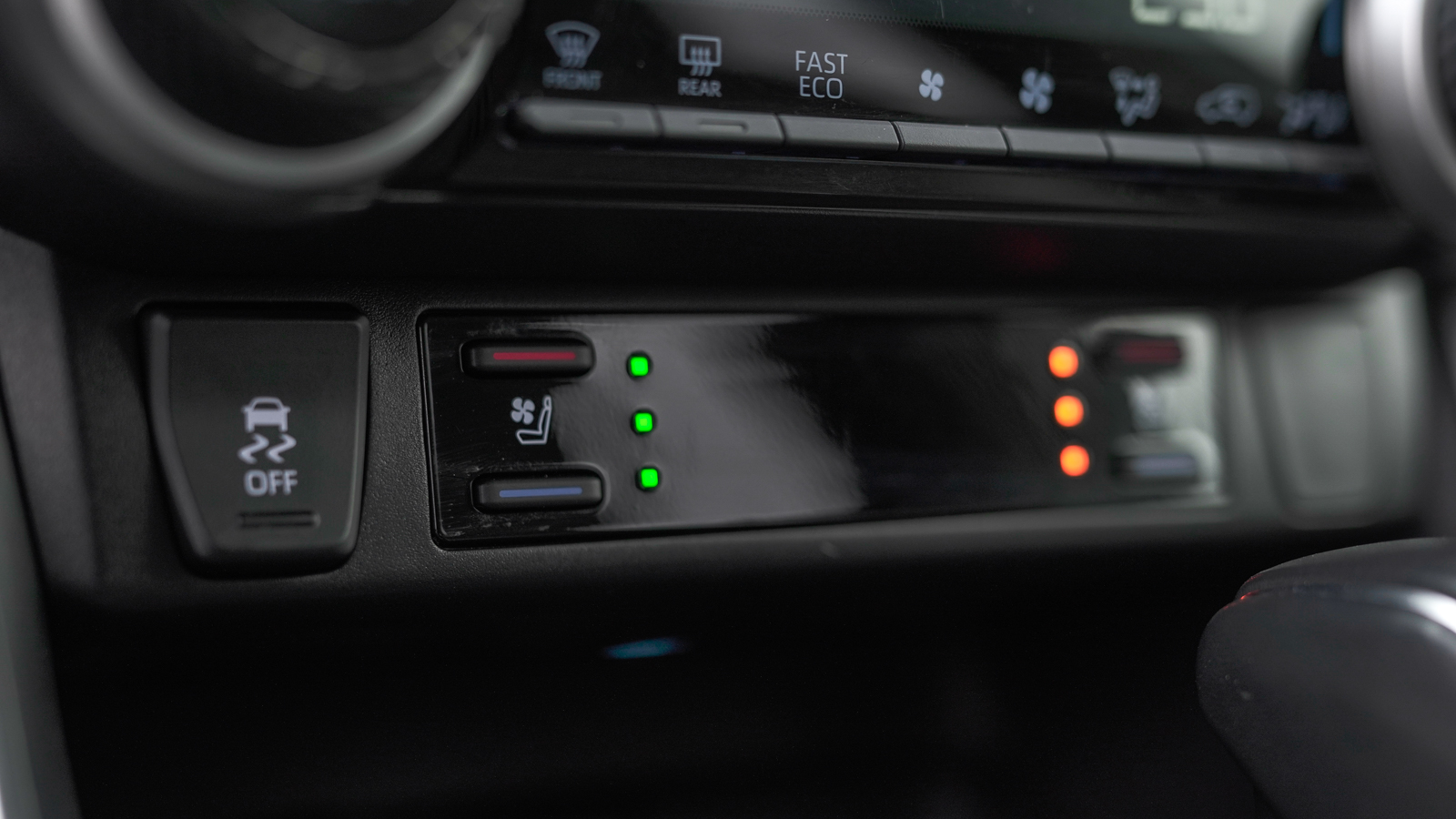 Toyota RAV4 2019 року, Універсал, Тойота Центр Львів "Діамант", м.Львів | Фото № 30 Toyota RAV4 2019 року з пробігом 20047 км, Універсал, Тойота Центр Львів "Діамант", м.Львів - 1668750 ГРН | Фото № 30