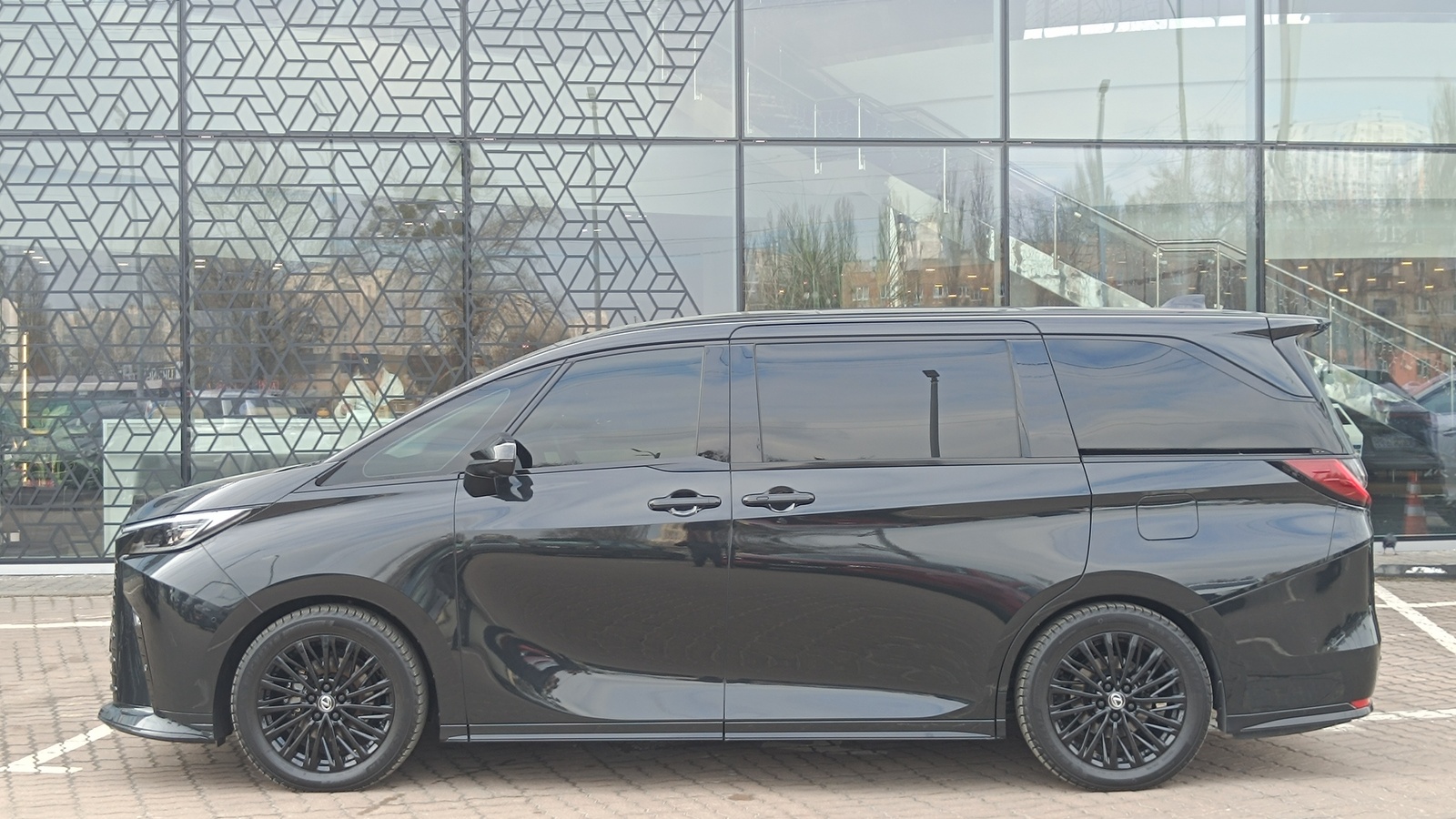 Lexus LM 350h 2025 року, Універсал, Лексус Київ Захід, м.Київ | Фото № 3 Lexus LM 350h 2025 року з пробігом 30800 км, Універсал, Лексус Київ Захід, м.Київ - 5634000 ГРН | Фото № 3