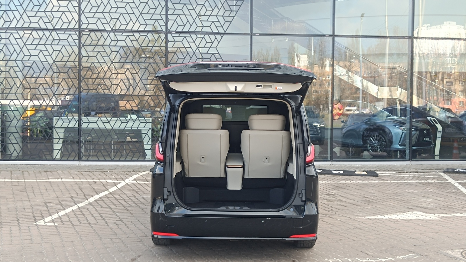 Lexus LM 350h 2025 року, Універсал, Лексус Київ Захід, м.Київ | Фото № 10 Lexus LM 350h 2025 року з пробігом 30800 км, Універсал, Лексус Київ Захід, м.Київ - 5634000 ГРН | Фото № 10