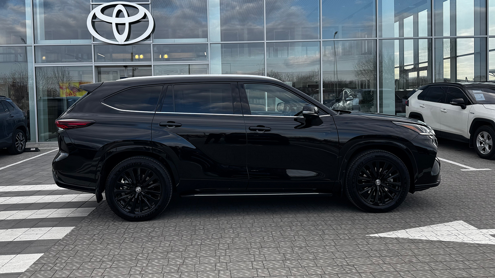 Toyota HIGHLANDER 2024 року, Універсал, Тойота Центр Рівне "Агат Авто", м.Рівне | Фото № 17 Toyota HIGHLANDER 2024 року з пробігом 58520 км, Універсал, Тойота Центр Рівне "Агат Авто", м.Рівне - 2574000 ГРН | Фото № 17