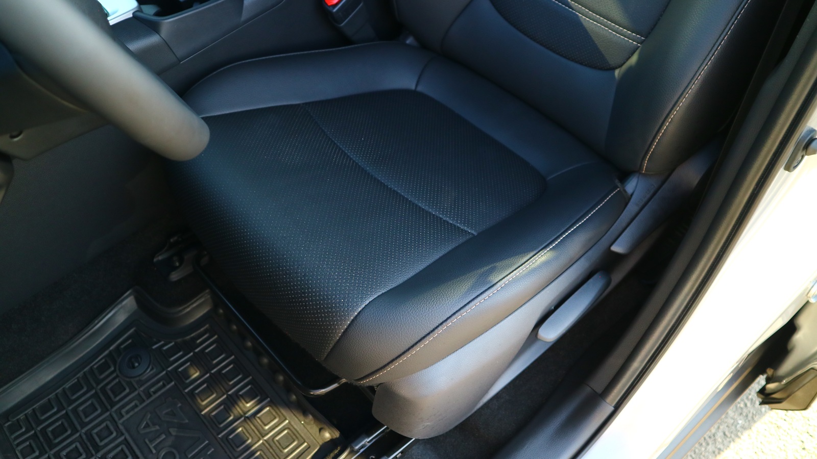 Toyota RAV4 2020 року, Універсал, Тойота Центр Київ "Автосаміт Укравто Столичне", м.Київ | Фото № 15 Toyota RAV4 2020 року з пробігом 60227 км, Універсал, Тойота Центр Київ "Автосаміт Укравто Столичне", м.Київ - 1193000 ГРН | Фото № 15