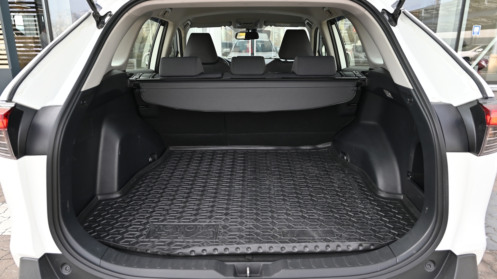 Toyota RAV4 2019 року, Універсал, Тойота Центр Київ "Сіті Плаза", м.Київ | Фото № 10 Toyota RAV4 2019 року з пробігом 99912 км, Універсал, Тойота Центр Київ "Сіті Плаза", м.Київ - 1067220 ГРН | Фото № 10