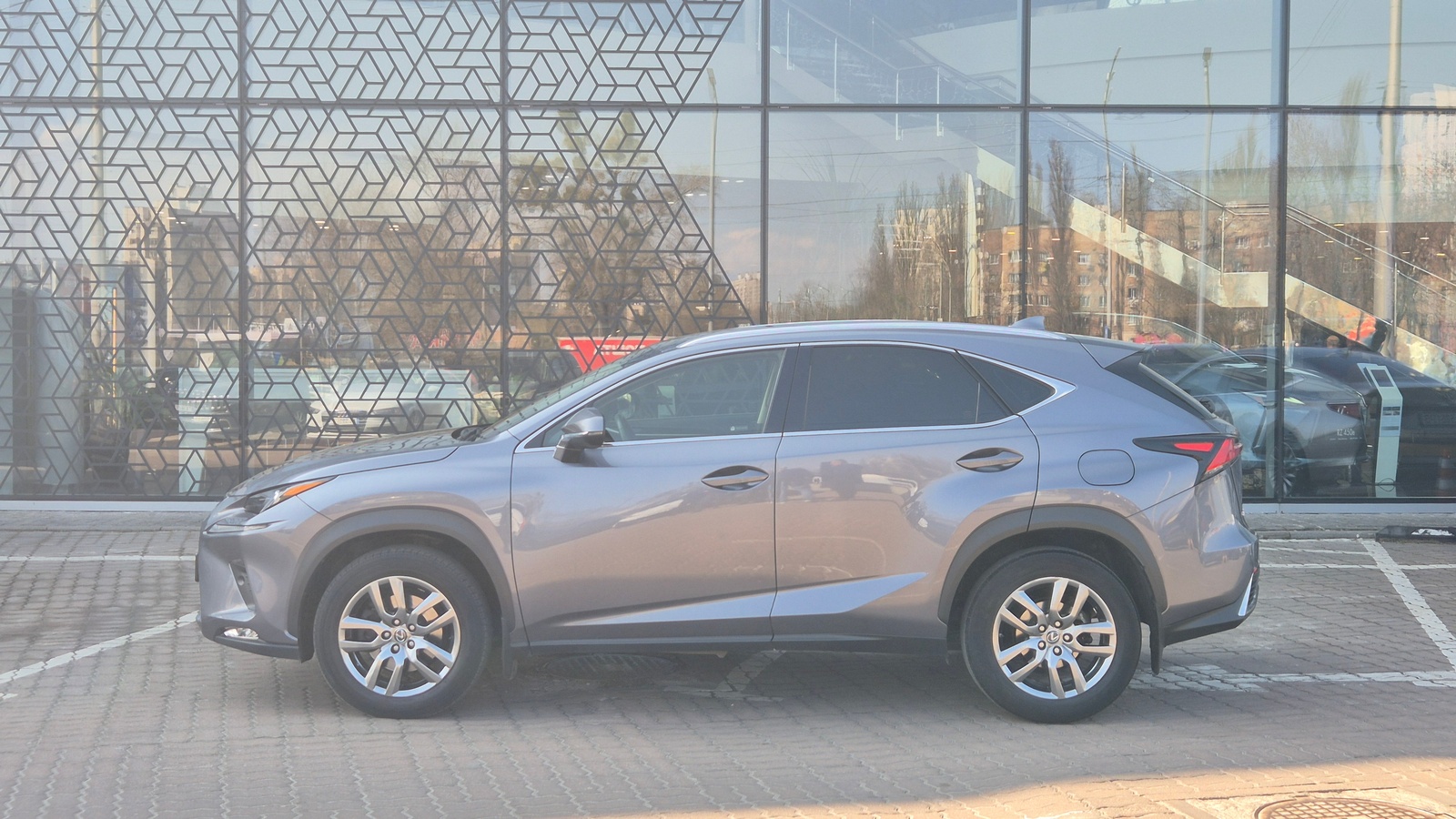 Lexus NX 2017 року з пробігом 144000 км, Універсал, Лексус Київ Захід, м.Київ - 1224000 ГРН | Фото № 3