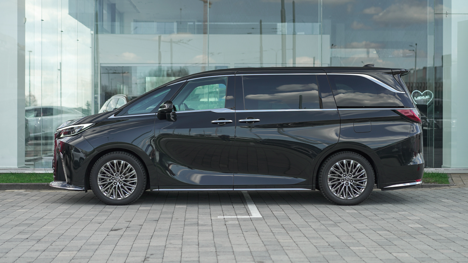 Lexus LM 350h 2024 року, Універсал, Лексус Львів, м.Львів | Фото № 3 Lexus LM 350h 2024 року з пробігом 18120 км, Універсал, Лексус Львів, м.Львів - 5462500 ГРН | Фото № 3