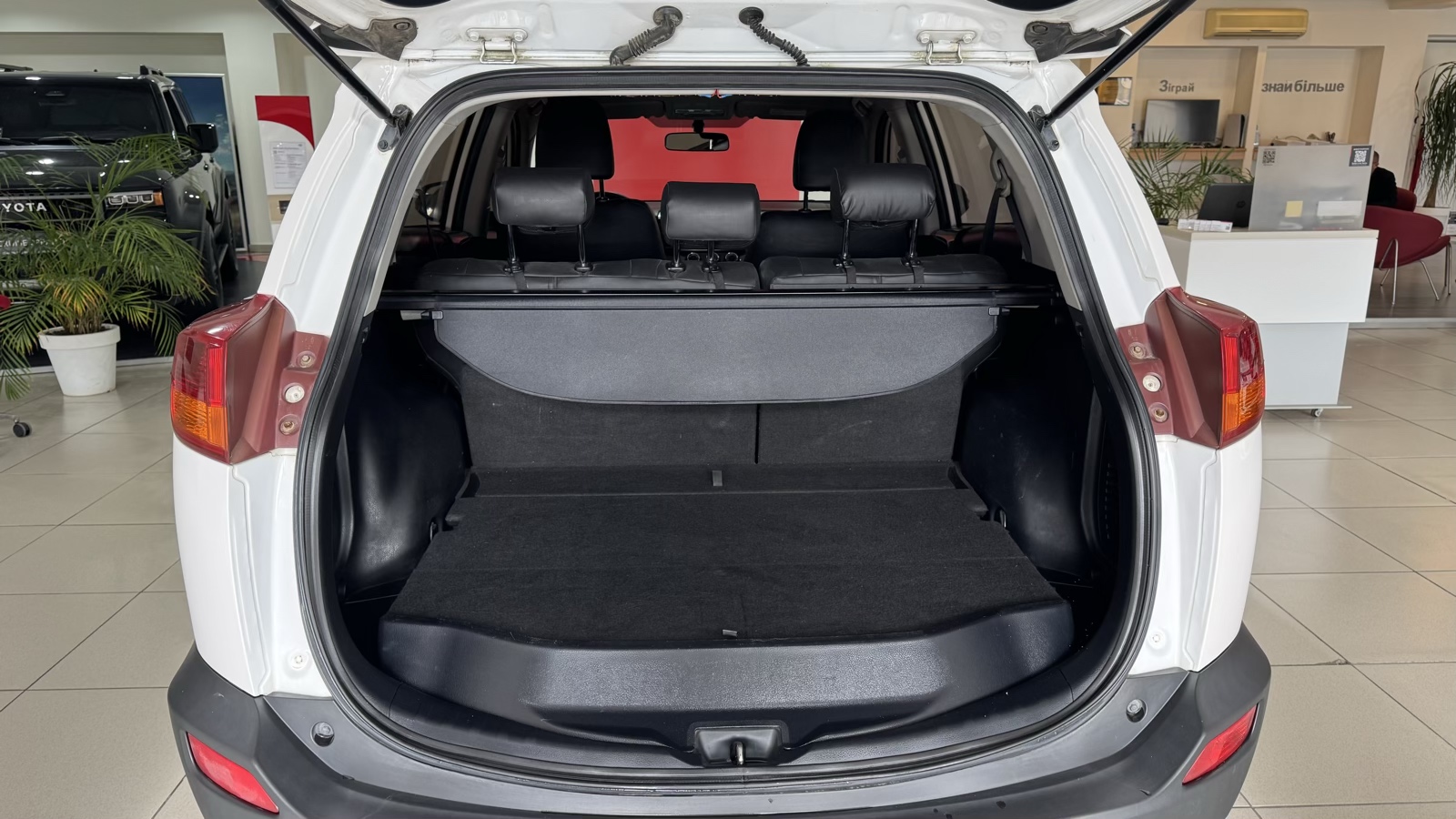 Toyota RAV4 2013 року, Універсал, Тойота Центр Ужгород "Карат Мотор", м.Ужгород | Фото № 10 Toyota RAV4 2013 року з пробігом 249743 км, Універсал, Тойота Центр Ужгород "Карат Мотор", м.Ужгород - 595000 ГРН | Фото № 10