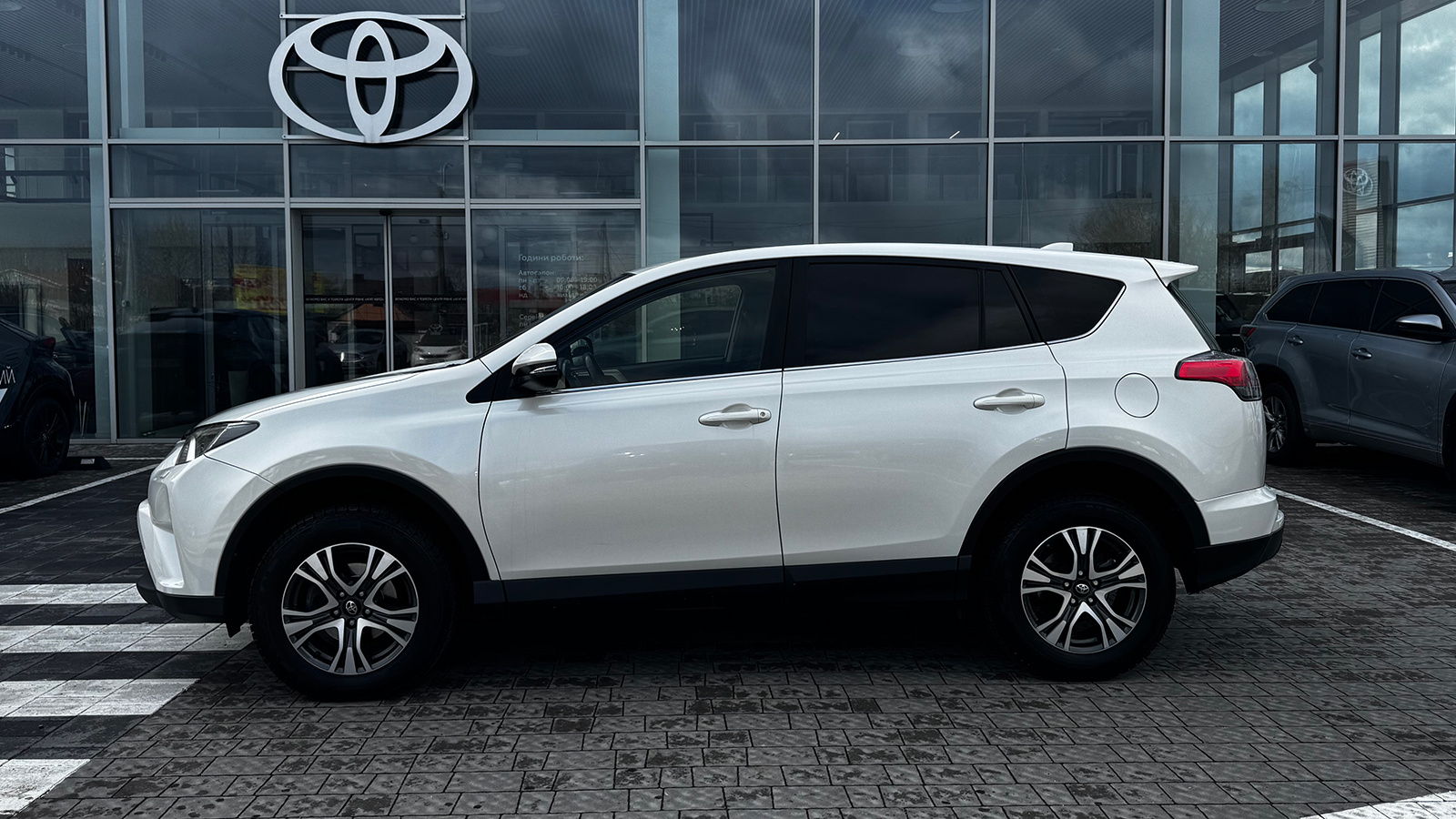 Toyota RAV4 2017 року з пробігом 64536 км, Універсал, Тойота Центр Рівне "Агат Авто", м.Рівне - 960300 ГРН | Фото № 3