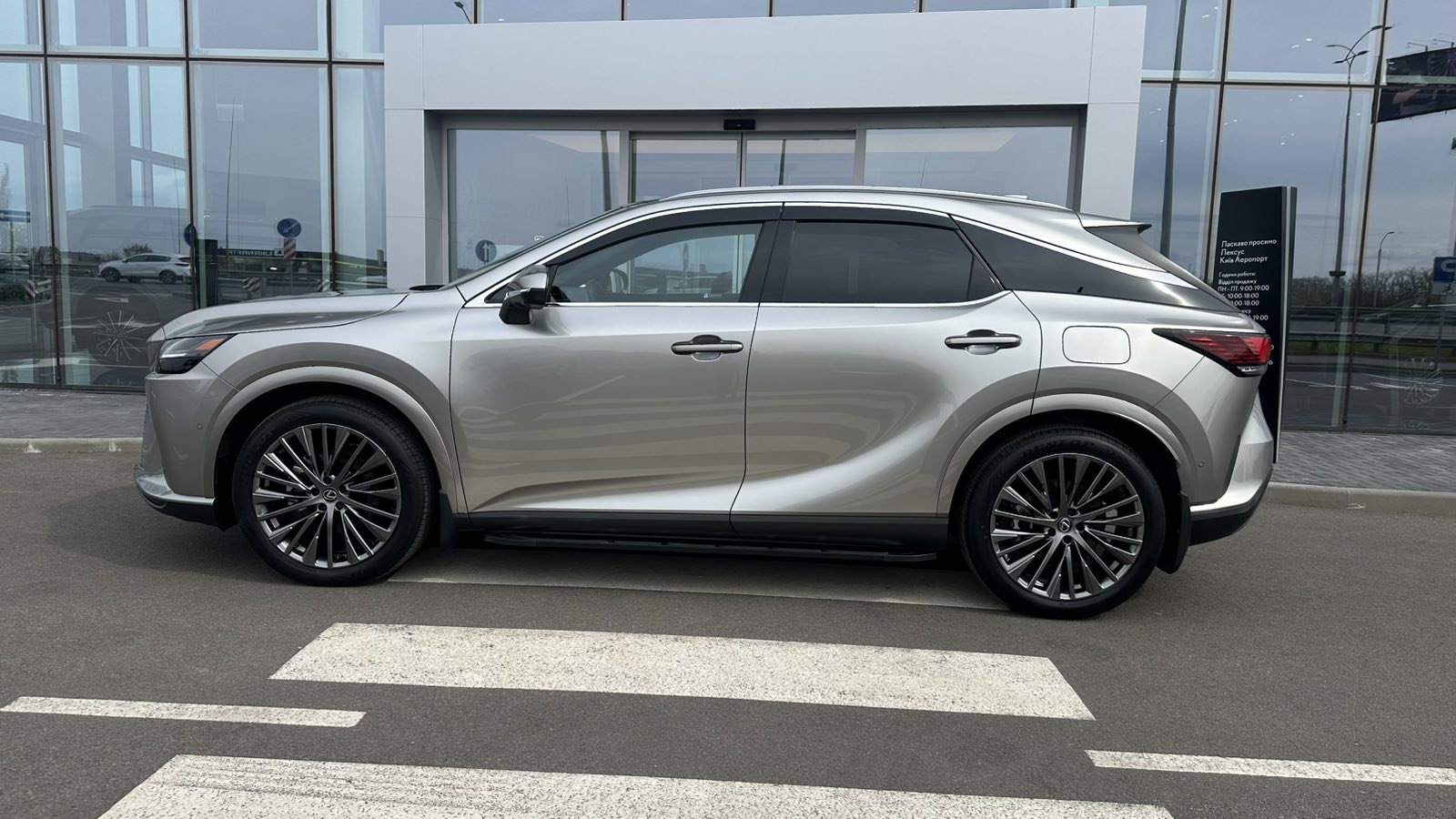 Lexus RX 2024 року з пробігом 8500 км, Універсал, Лексус Київ Аеропорт, м.Київ - 3982000 ГРН | Фото № 3