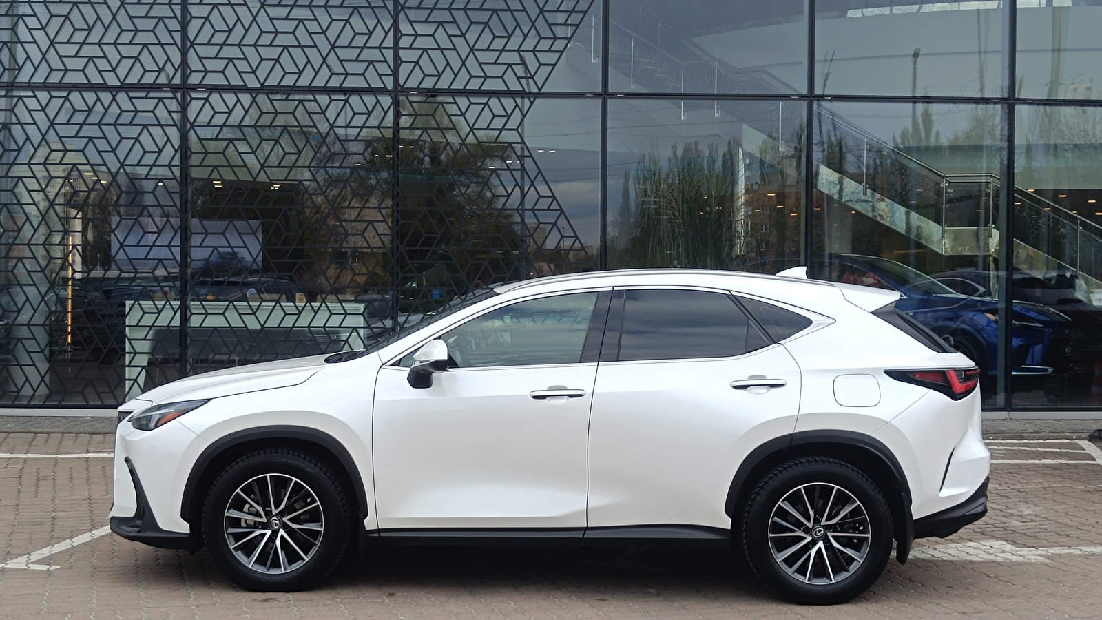 Lexus NX 2022 року з пробігом 42973 км, Універсал, Лексус Київ Захід, м.Київ - 2075000 ГРН | Фото № 3