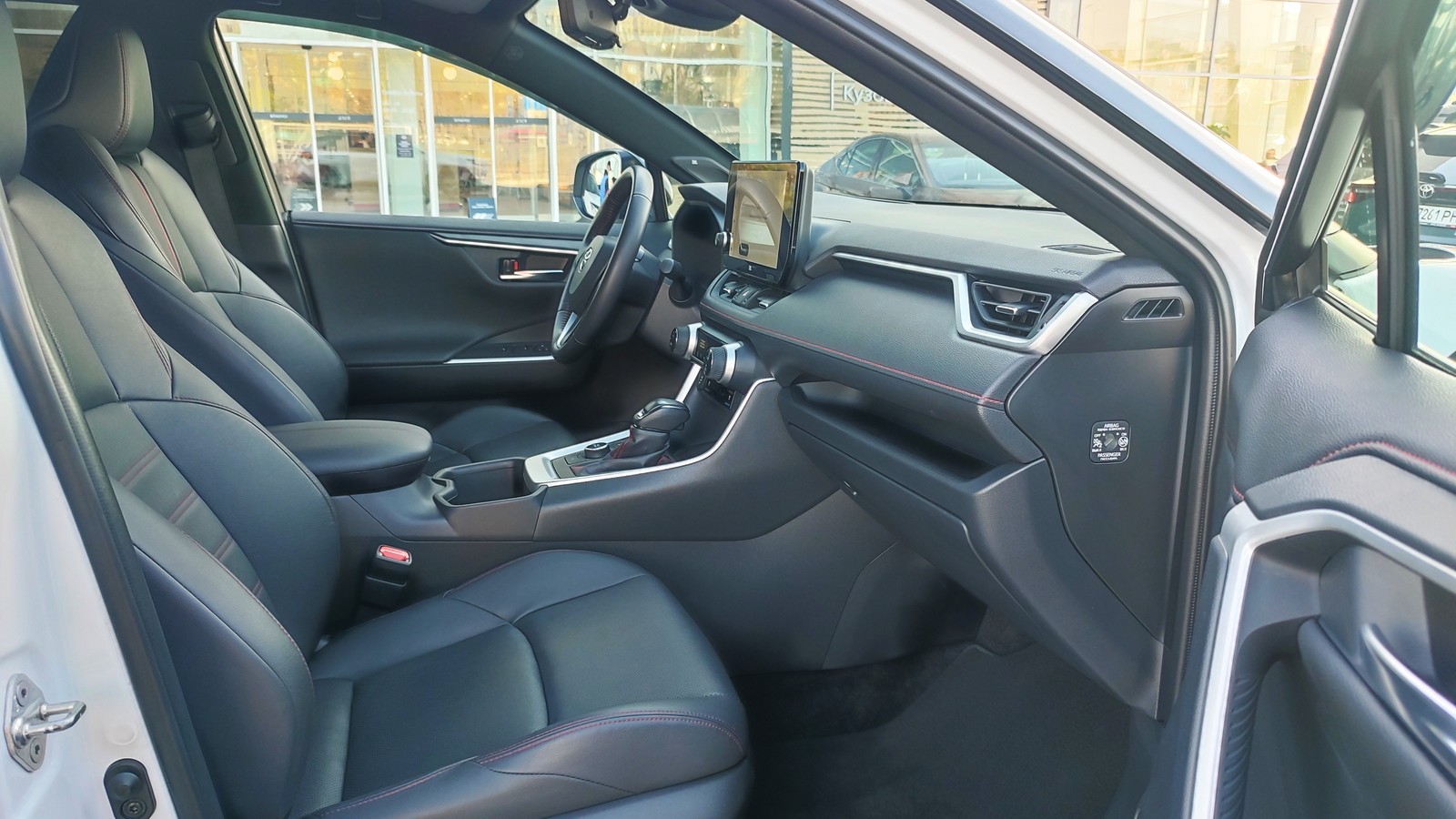 Toyota RAV4 Plug-In 2023 року з пробігом 73757 км, Універсал, Тойота Центр Київ "ВіДі Автострада", м.Київ - 2340000 ГРН | Фото № 6