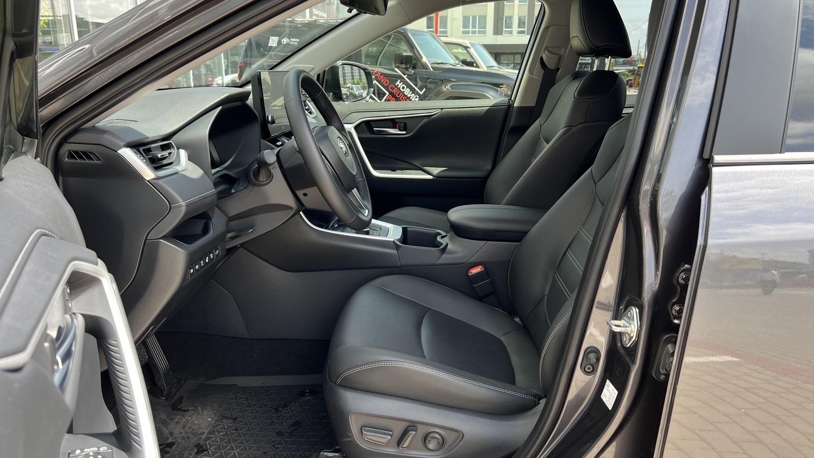 Toyota RAV4 2025 року, Універсал, Тойота Центр Чернігів "Соллі-Плюс", м.Чернігів | Фото № 12 Toyota RAV4 2025 року з пробігом 7767 км, Універсал, Тойота Центр Чернігів "Соллі-Плюс", м.Чернігів - 2100000 ГРН | Фото № 12