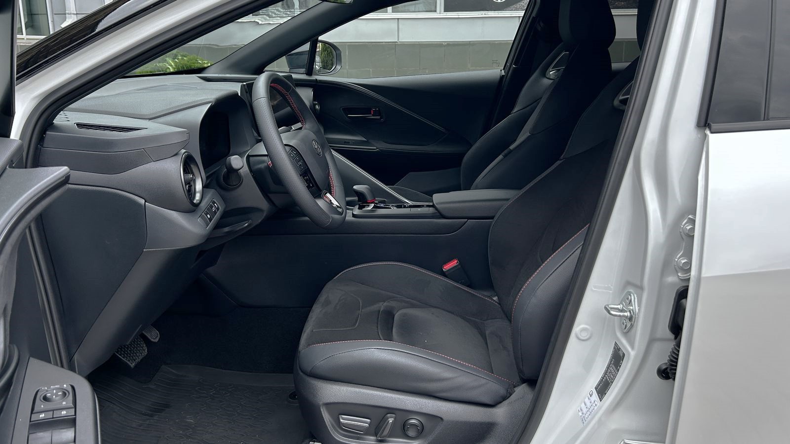 Toyota C-HR 2024 року, Хетчбек, Тойота Центр Чернівці "Олімп-Моторс", м.Чернівці | Фото № 12 Toyota C-HR 2024 року з пробігом 11930 км, Хетчбек, Тойота Центр Чернівці "Олімп-Моторс", м.Чернівці - 1819140 ГРН | Фото № 12