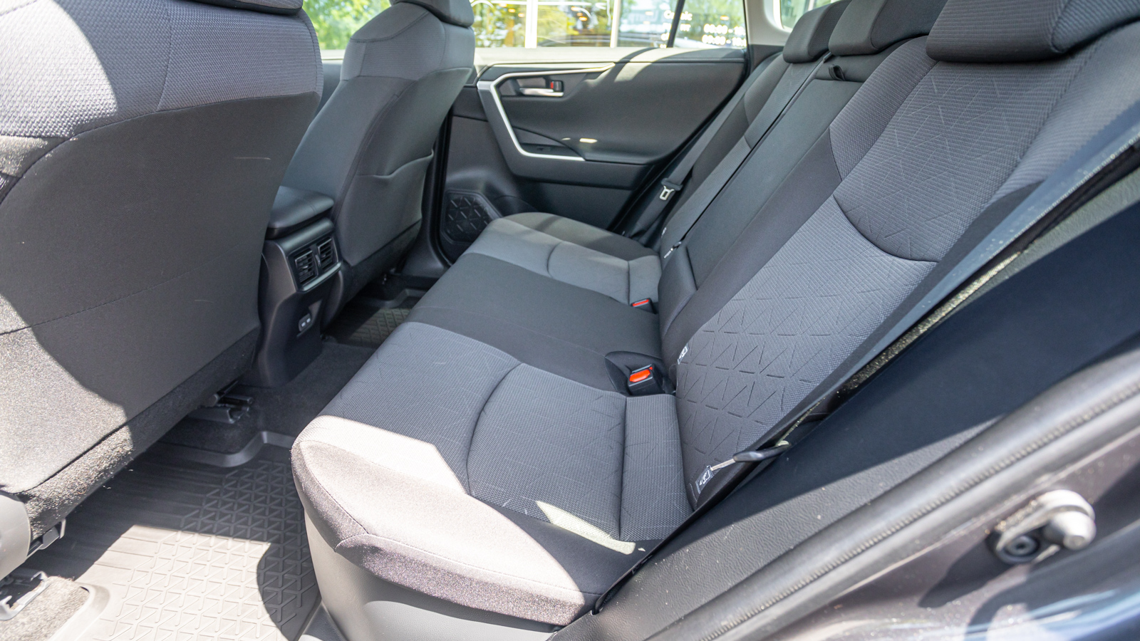 Toyota RAV4 2025 року, Універсал, Тойота Центр Дніпро "Алмаз Мотор" на Запорізькому шосе, м.Дніпро | Фото № 13 Toyota RAV4 2025 року з пробігом 32537 км, Універсал, Тойота Центр Дніпро "Алмаз Мотор" на Запорізькому шосе, м.Дніпро - 1750000 ГРН | Фото № 13