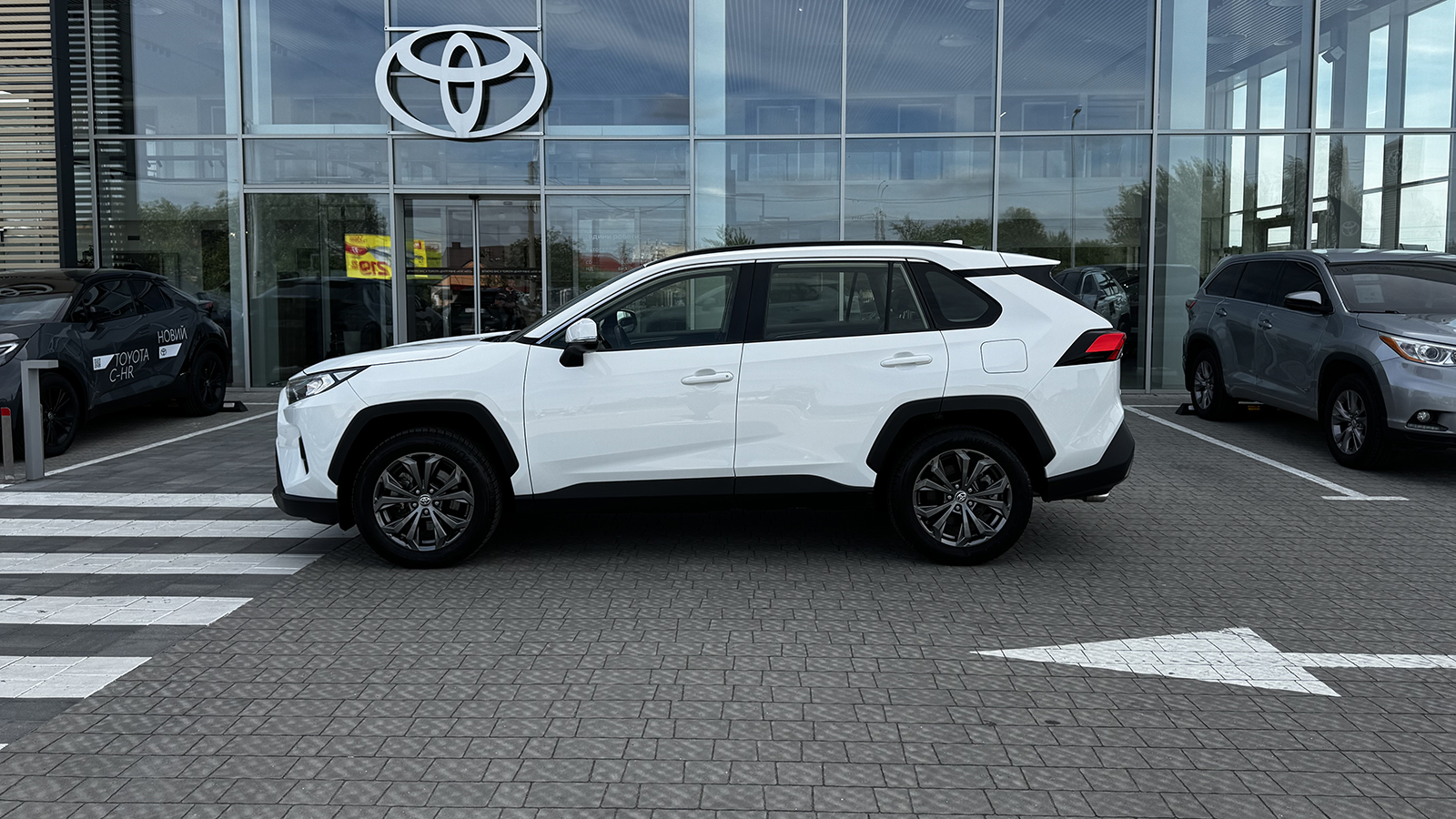 Toyota RAV4 2022 року, Універсал, Тойота Центр Рівне "Агат Авто", м.Рівне | Фото № 2 Toyota RAV4 2022 року з пробігом 49158 км, Універсал, Тойота Центр Рівне "Агат Авто", м.Рівне - 1628000 ГРН | Фото № 2