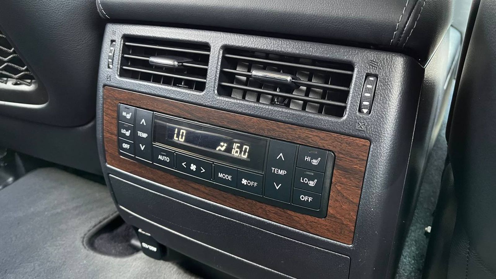 Toyota LAND CRUISER 200 2018 року, Універсал, Тойота Центр Хмельницький "Гранд Мотор", м.Хмельницький | Фото № 12 Toyota LAND CRUISER 200 2018 року з пробігом 160791 км, Універсал, Тойота Центр Хмельницький "Гранд Мотор", м.Хмельницький - 2163350 ГРН | Фото № 12