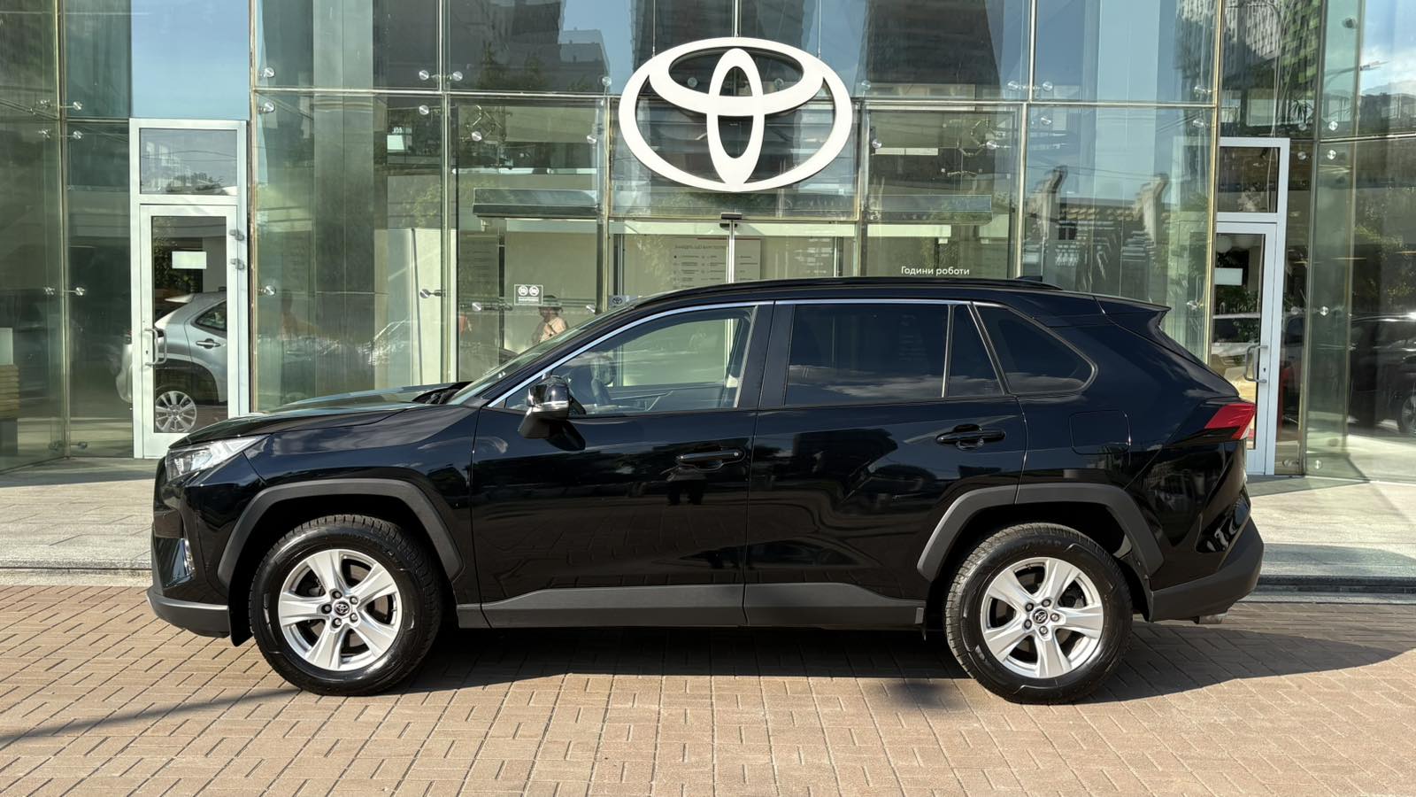 Toyota RAV4 2021 року, Універсал, Тойота Центр Київ "Автосаміт Укравто", м.Київ | Фото № 3 Toyota RAV4 2021 року з пробігом 89216 км, Універсал, Тойота Центр Київ "Автосаміт Укравто", м.Київ - 1328750 ГРН | Фото № 3